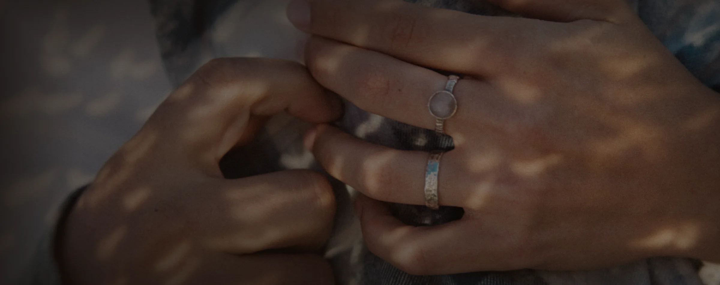 Hände mit Schmuck als persönlicher Moment