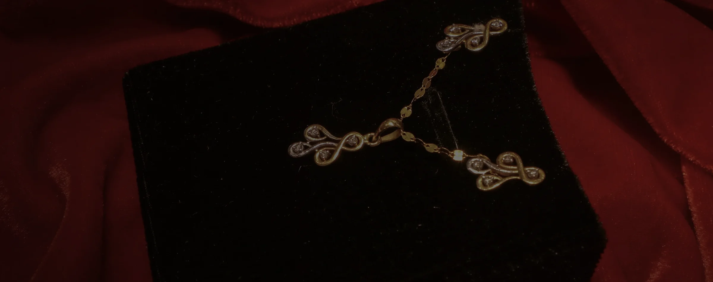 Feine Halskette und Ringe