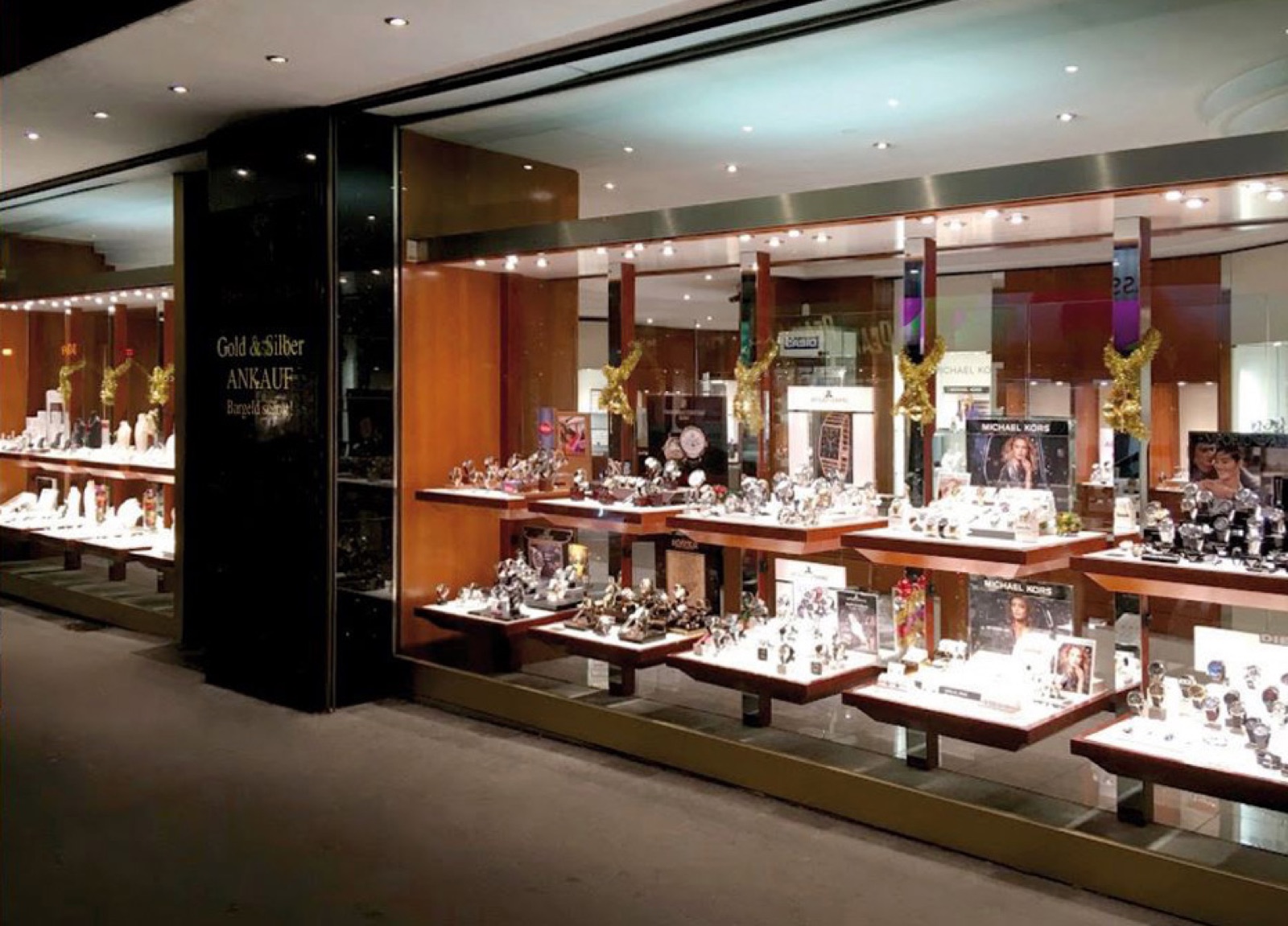 Eleganter Diamantring auf dunklem Samt