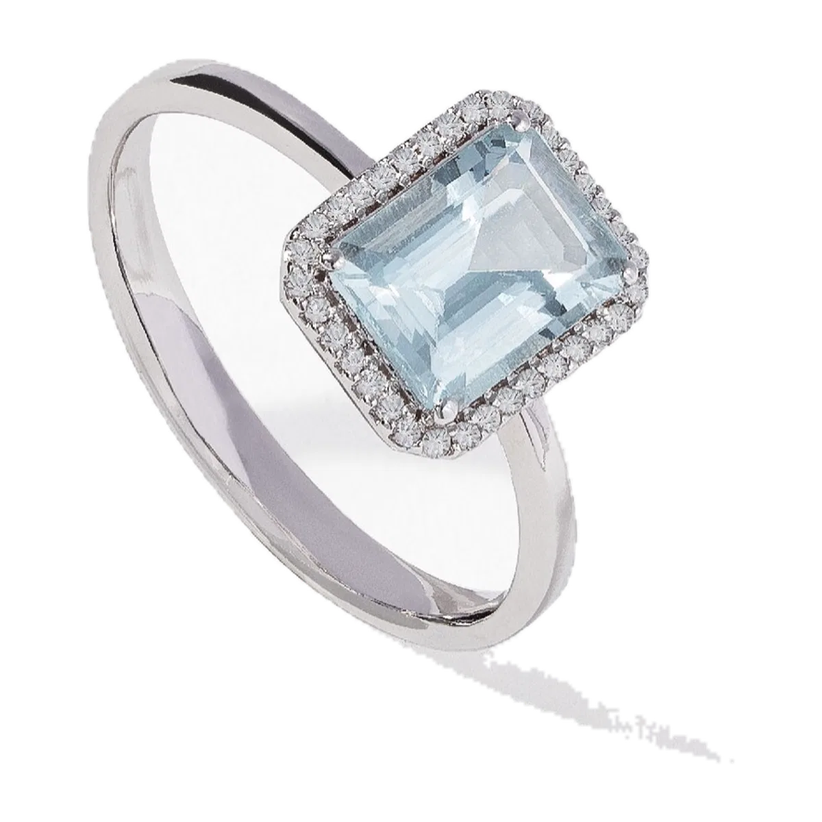 Feine Halskette und Ringe